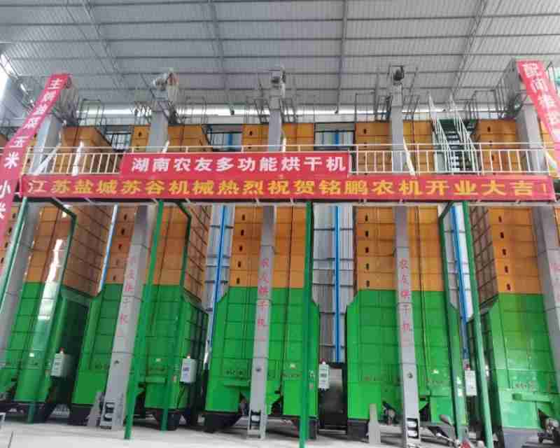2月24日,在武汉格蓝若智能技术股份有限公司,研发团队成员调试人形机器人。(新华社记者 杜子璇 摄)